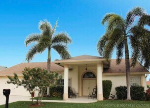 Building Photo - 1608 Doral Dr