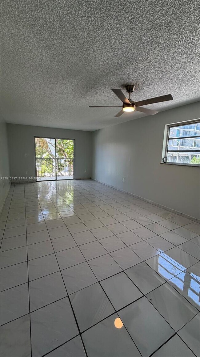 Foto del edificio - 7101 Byron Ave