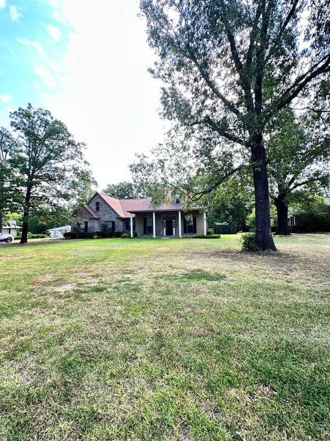 Building Photo - Heart of Benton on just under an acre of lot!