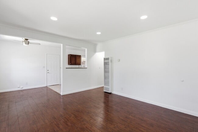 Building Photo - 534 Hyde Park Pl