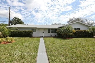 Building Photo - 4904 SW 90th Ave