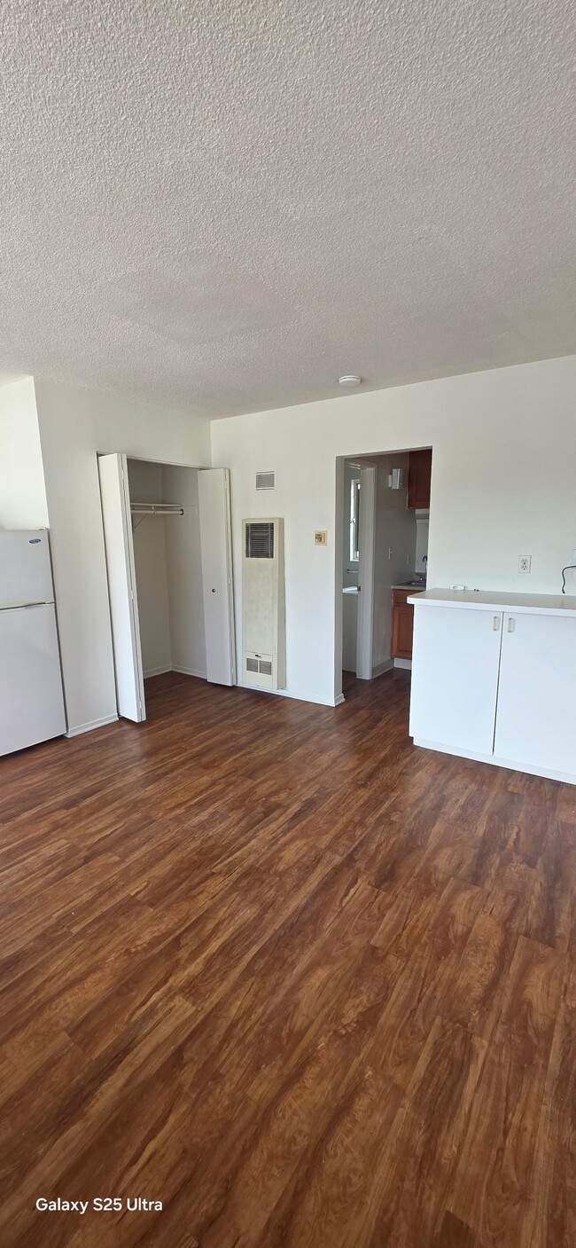 Building Photo - Apartments on Cass St.