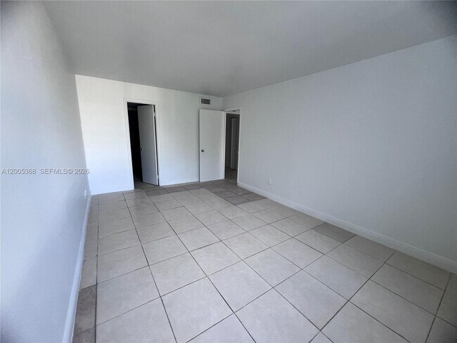 Foto del edificio - 496 NW 165th St
