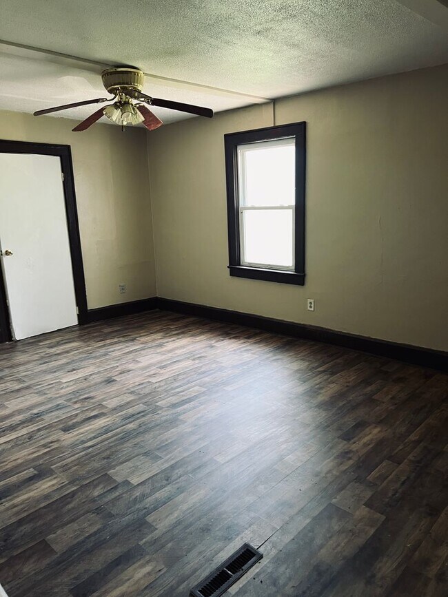 Foto del edificio - 2 bedroom house available now