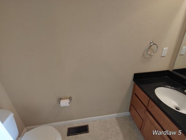 Building Photo - Charming Townhouse In Middletown