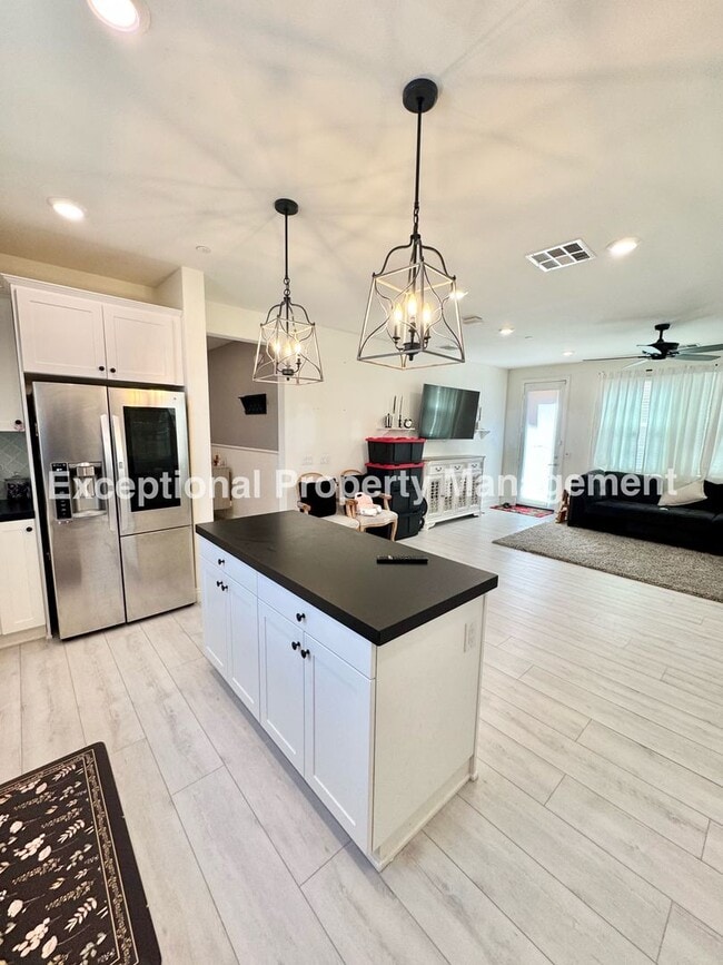 Building Photo - 13941 Blossom Way
