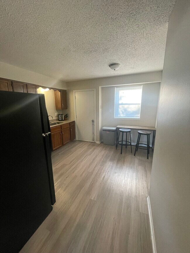 Foto del edificio - 5806-5808-5808 Creek View Dr