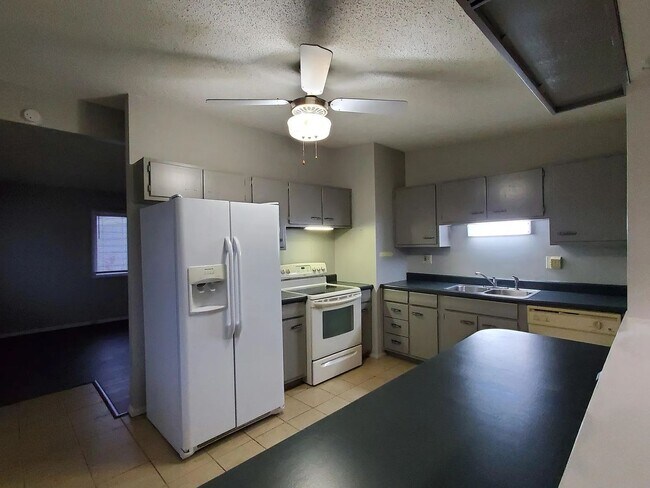Building Photo - ***Available January 1st*** Updated, Spaci...
