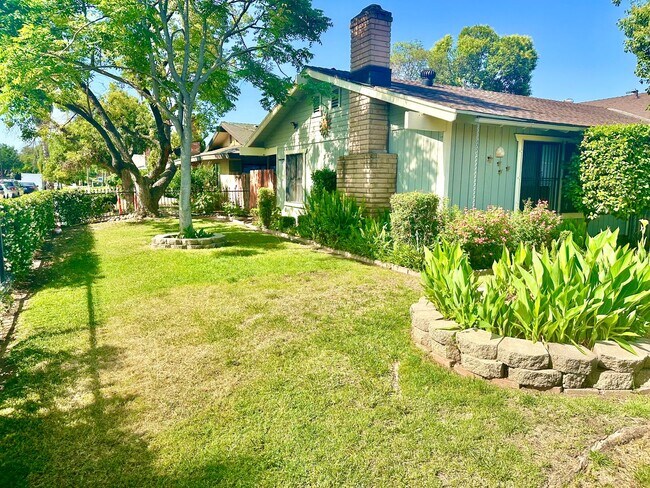 Foto del edificio - 2345 N Vagedes Ave