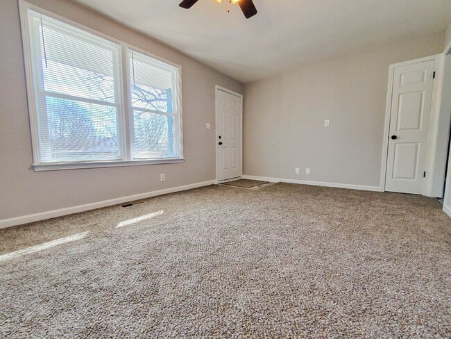 Building Photo - Pet Friendly Three Bedroom!