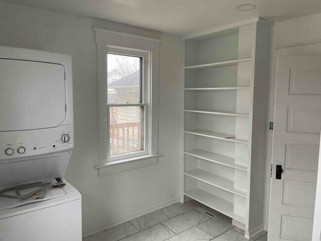 Foto del edificio - 1045 N Main St