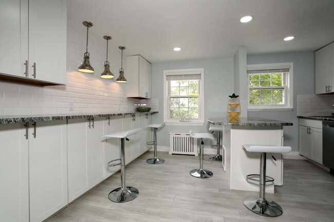 Foto del edificio - 100 Huguenot Ave