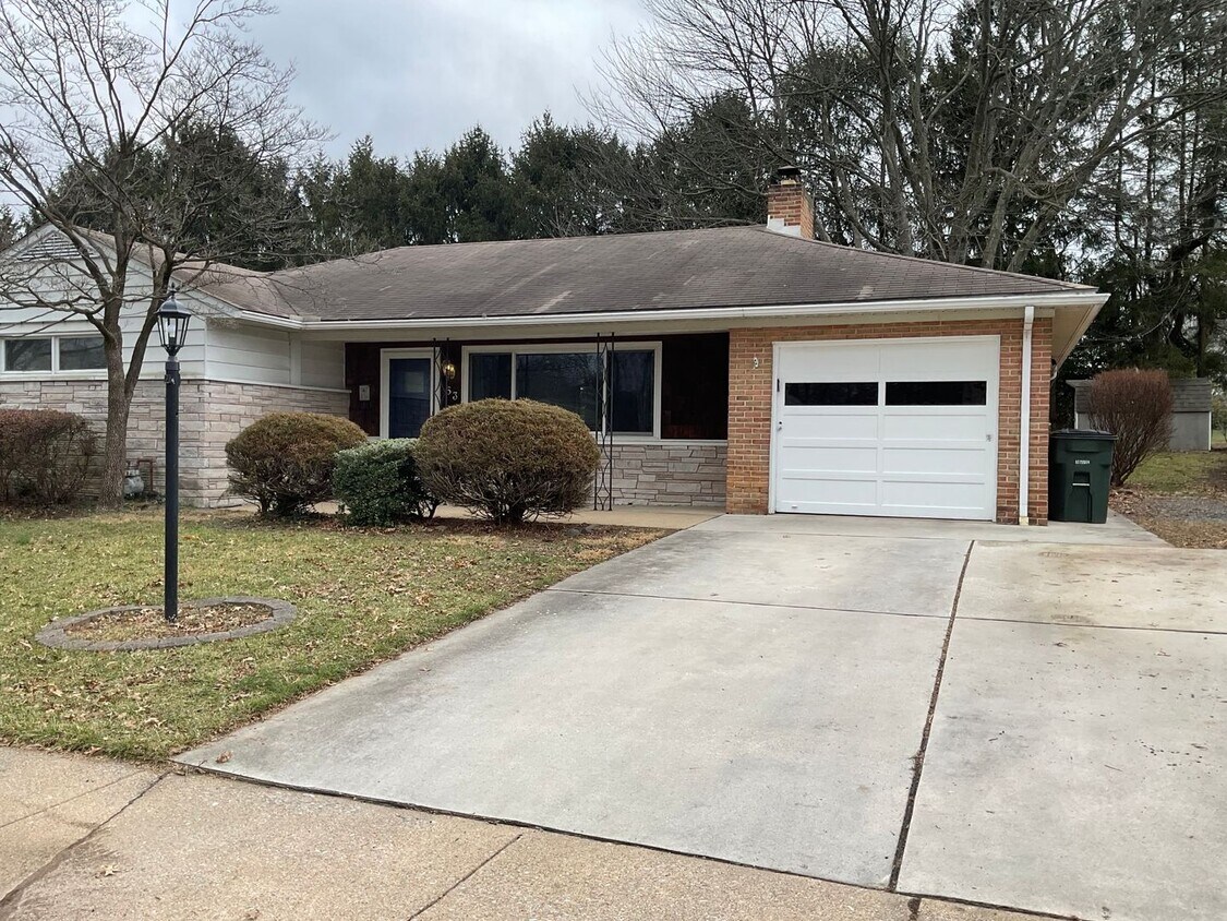 Primary Photo - 53 Center Dr, Camp Hill