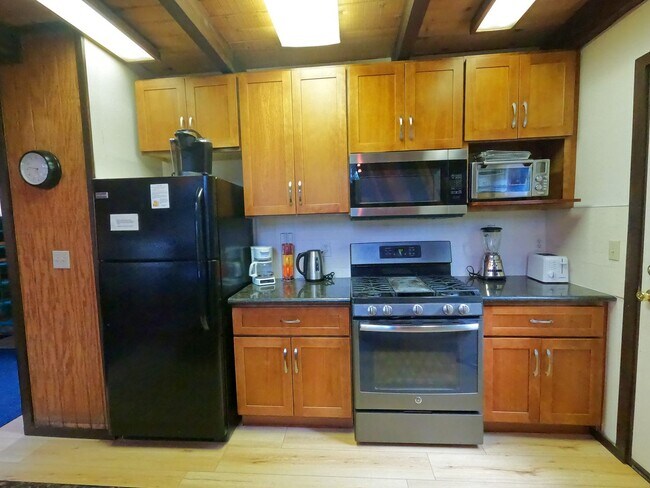 Foto del edificio - Winter Lease - Less than half a mile to Bu...
