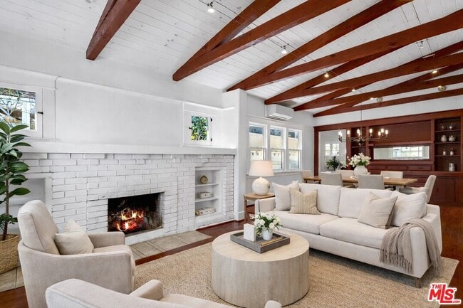 Building Photo - 915 Palms Blvd