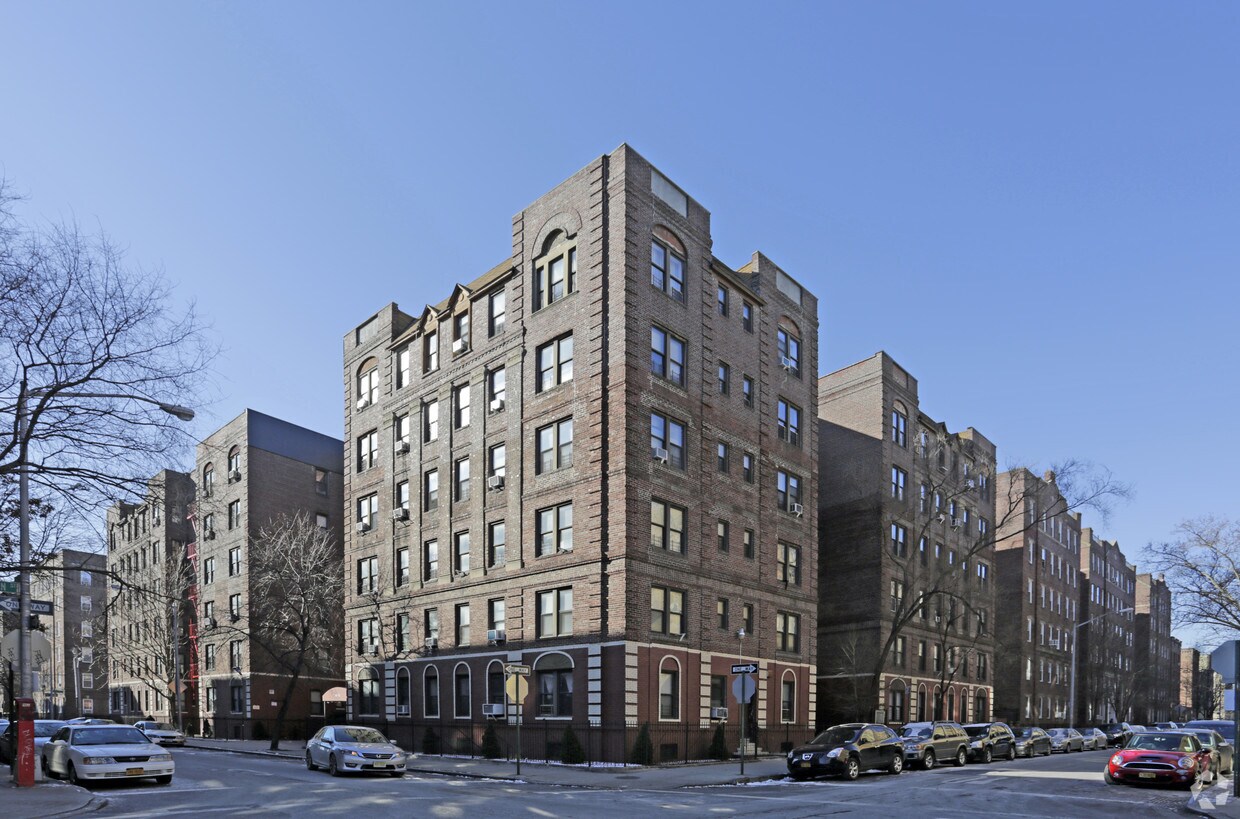 Foto principal - 88-35 Elmhurst Ave