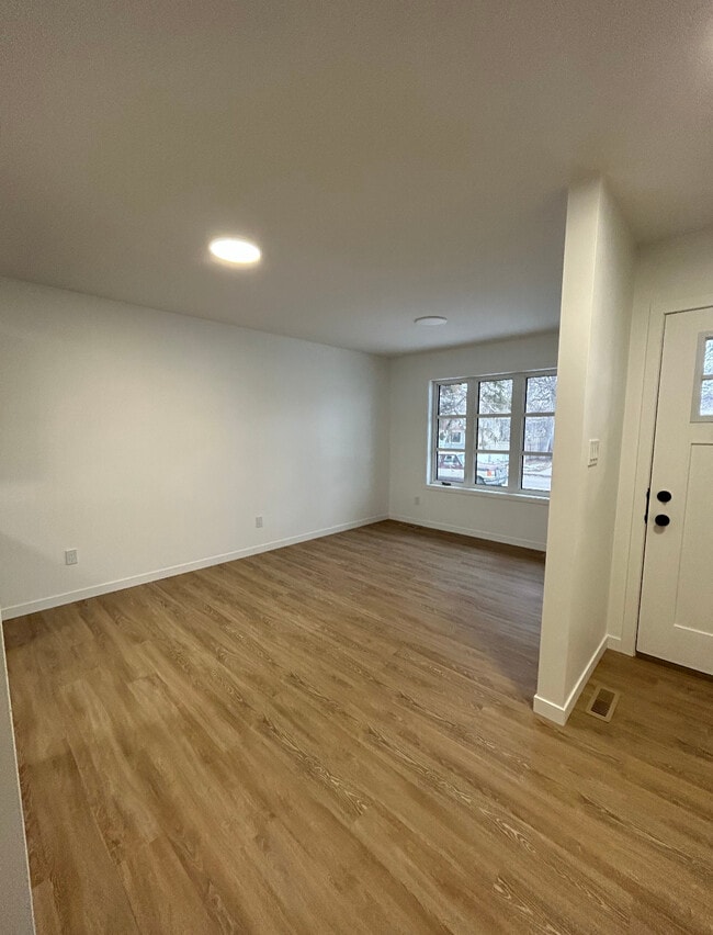 Building Photo - 764 Athol St