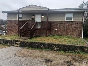 Building Photo - 1011 Pine Rd