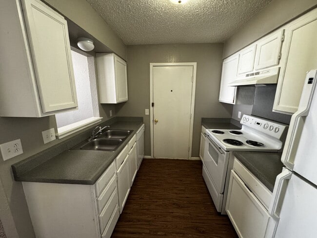 Foto del edificio - Duplex Located West Of University Near Par...