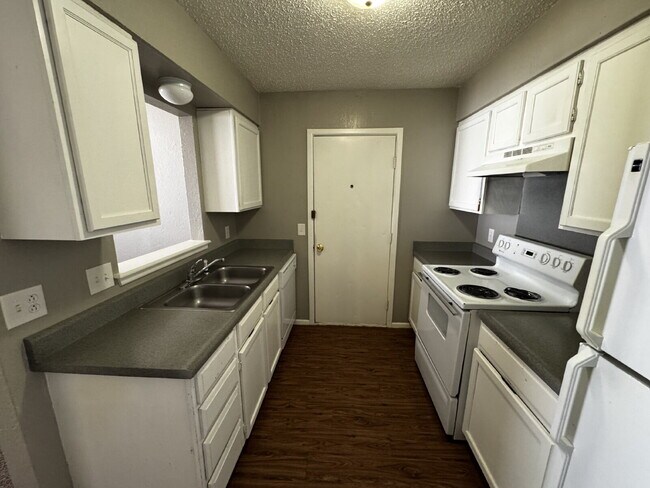 Foto del edificio - Duplex Located West Of University Near Par...
