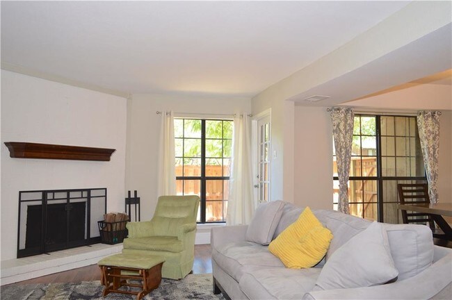 Foto del edificio - 3102 Pin Oak Ct