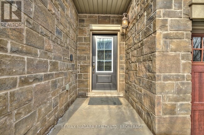 Building Photo - 6 St Andrews Ln S