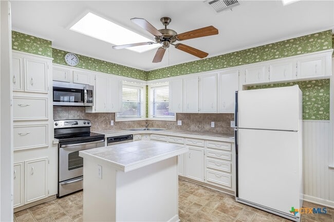 Building Photo - 608 Rosewood Dr
