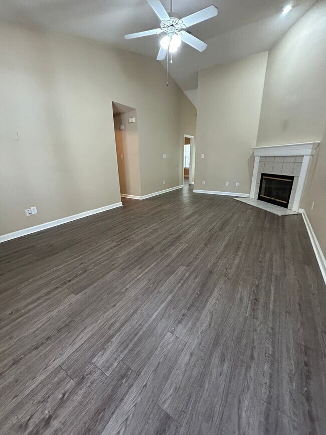 Foto del edificio - 2 bed/2 bath with new paint and flooring! Pets are welcome! New Back Porch!