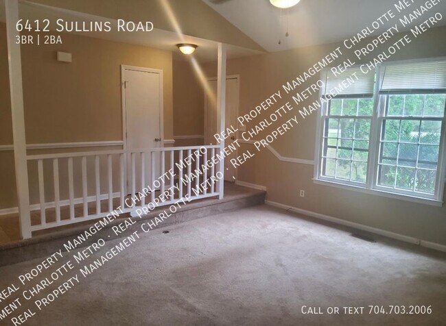 Building Photo - Cozy home close to everything in Charlotte!