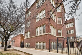 Building Photo - 734 W Waveland Ave