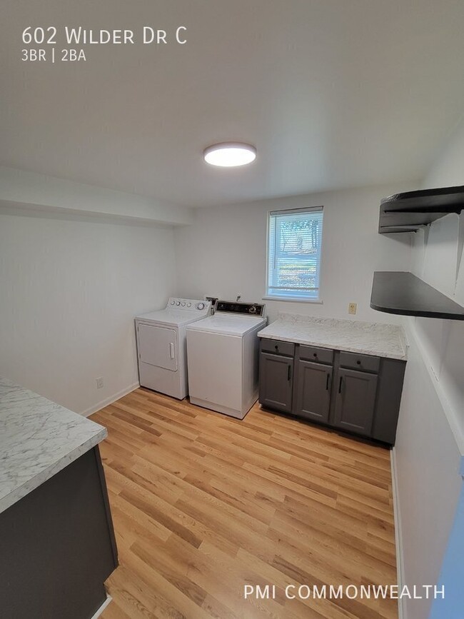 Building Photo - 3 Bed / 2 Bath Apartment (Available 4/10/25)