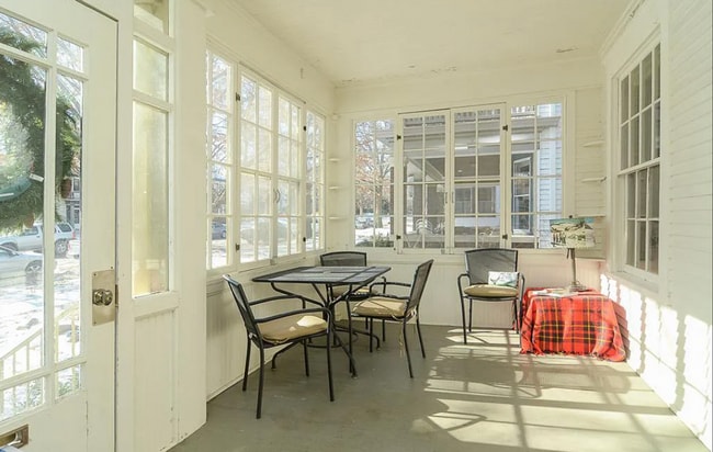 Foto del edificio - This Amazing 4BR/2 BA Home on Summit Hill ...