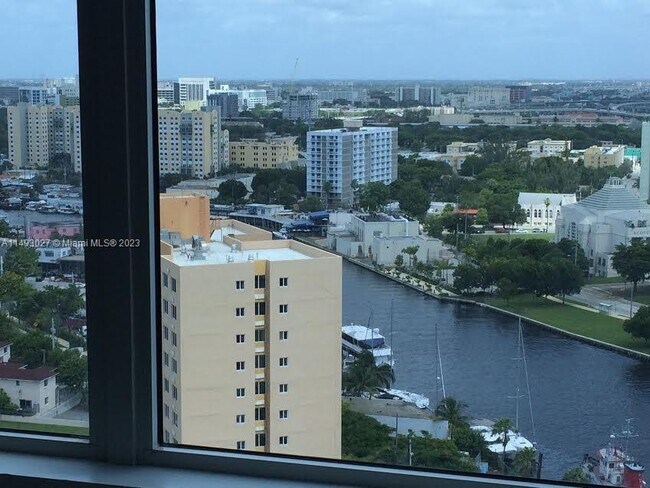 Foto del edificio - 10 SW South River Dr