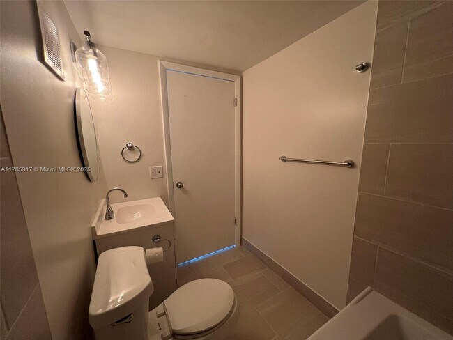 Building Photo - 50 W 31st St