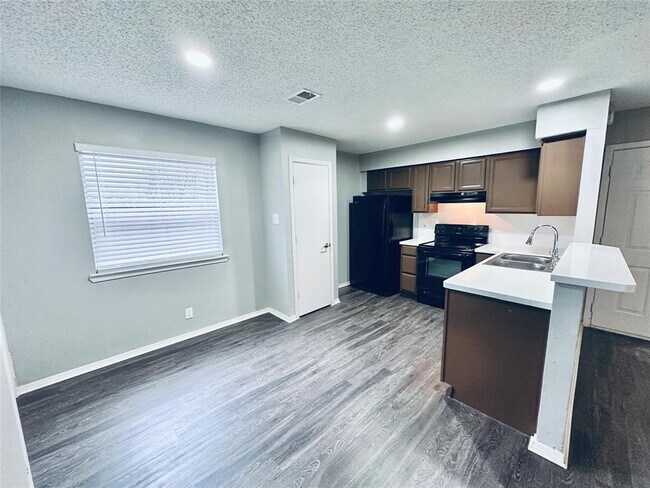 Foto del edificio - 5507 Rose Hill Cir