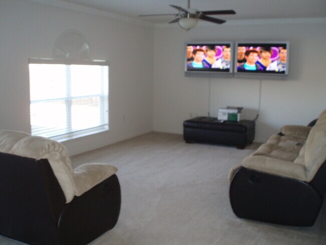 Building Photo - 981 SW McElroy Ave