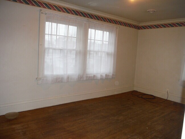 LIVING ROOM - 810 W 3rd St