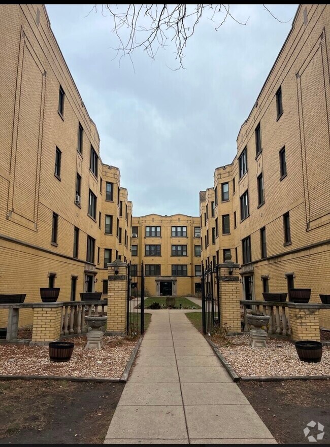 Building Photo - 3823 N Greenview Ave