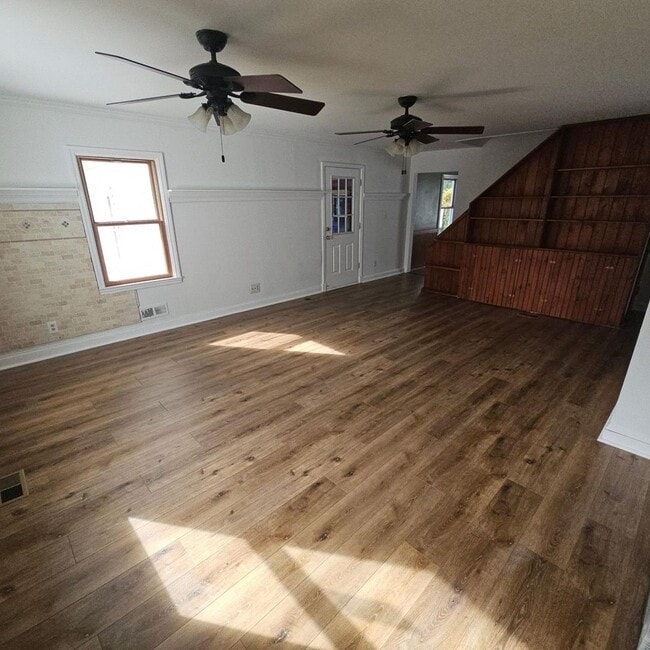 Building Photo - Elegant 5-Bedroom, 4-Bath Home with Expansive Living Spaces