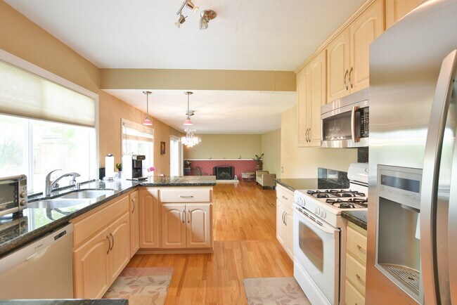 Foto del edificio - Beautiful 3 Bedroom + Office 2.5 Bath Home...