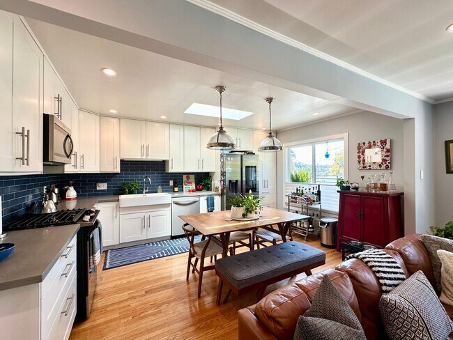 Foto del edificio - Modern & Bright 3BR/2BA Single-Family Home...