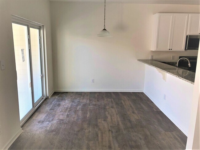 Building Photo - 2/2 Dolphin Villas Condo, Gulf Shores!