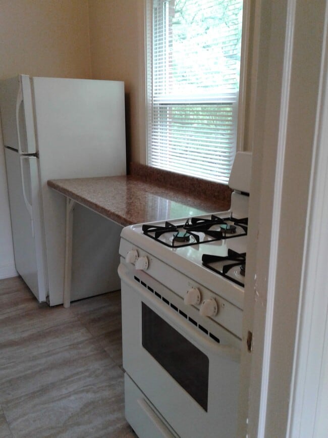 Kitchen - 8313 Eastridge Ave