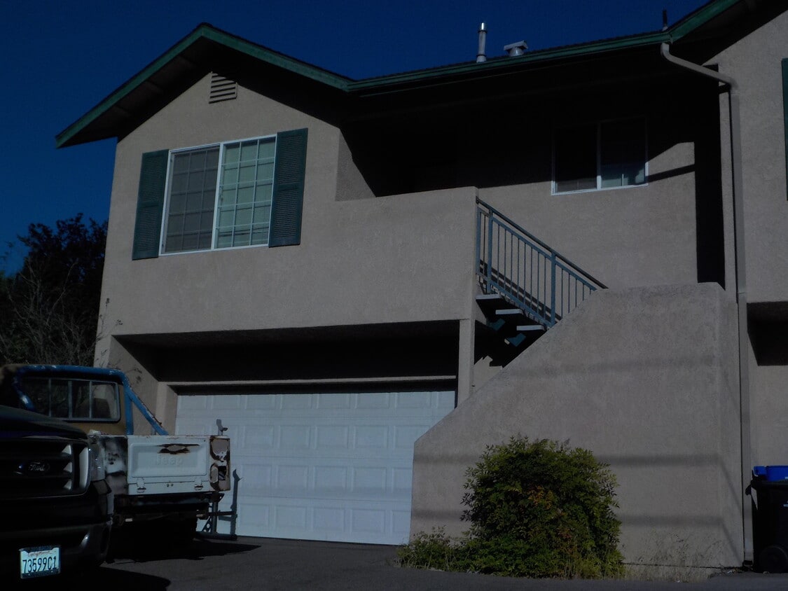 Very clean townhouse - 732 Walnut Dr