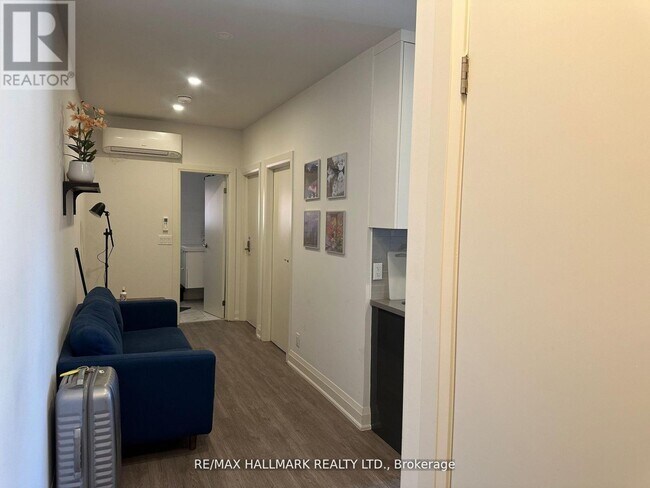 Photo du bâtiment - 595 St Clair Ave W