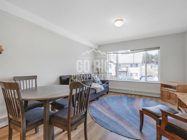 Building Photo - Fully Renovated Condo