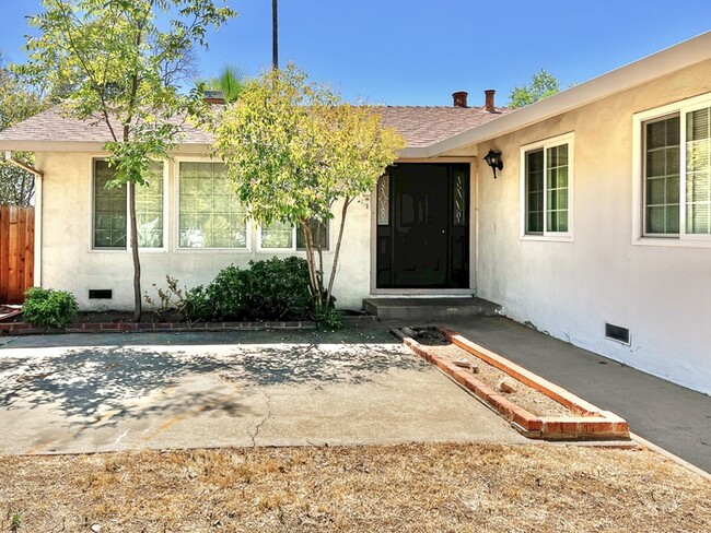 Building Photo - Comfortable 4 Bedroom 2 Bathroom Home