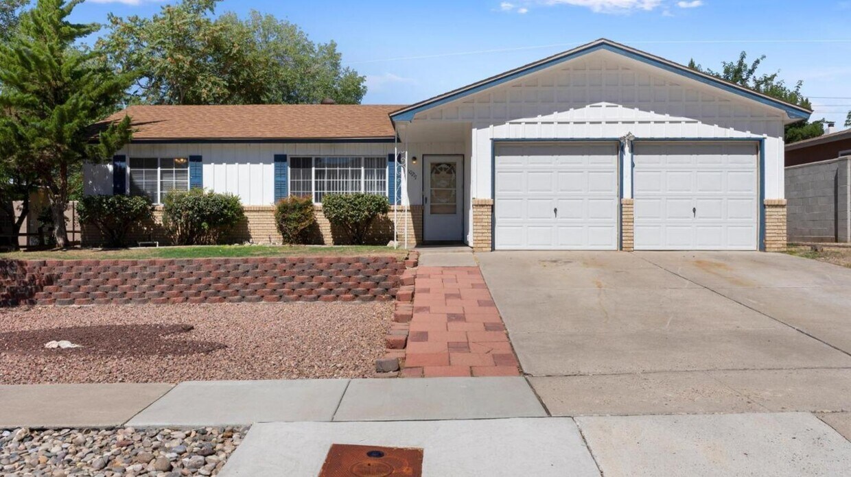 Foto principal - 10217 Santa Paula Ave NE