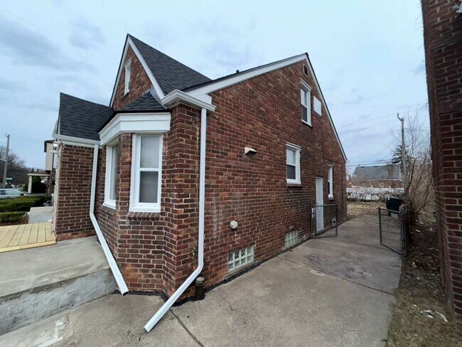 Foto del edificio - Three Bedroom Bungalow Ready for You