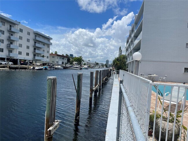 Foto del edificio - 3868 NE 169th St